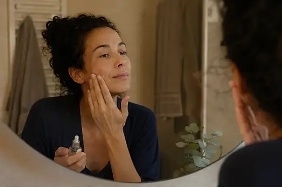 Sonno e pelle: perché la skincare comincia prima del siero