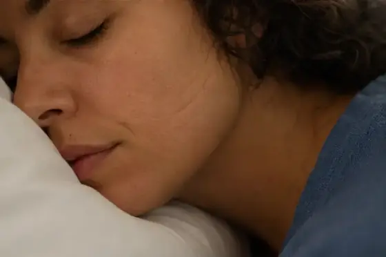 Sleep lines: le pieghe del sonno tra realtà e marketing