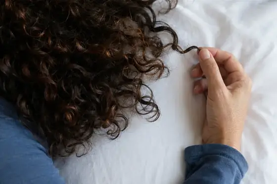 Capelli, attrito e cuscino: che cosa conta davvero