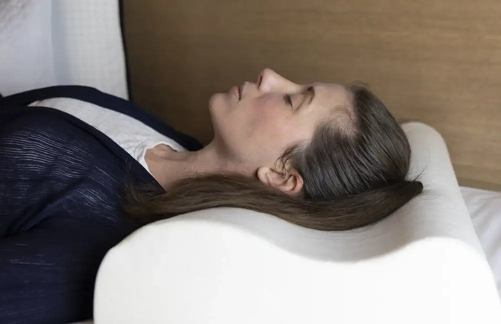 Donna che riposa su un cuscino a onda